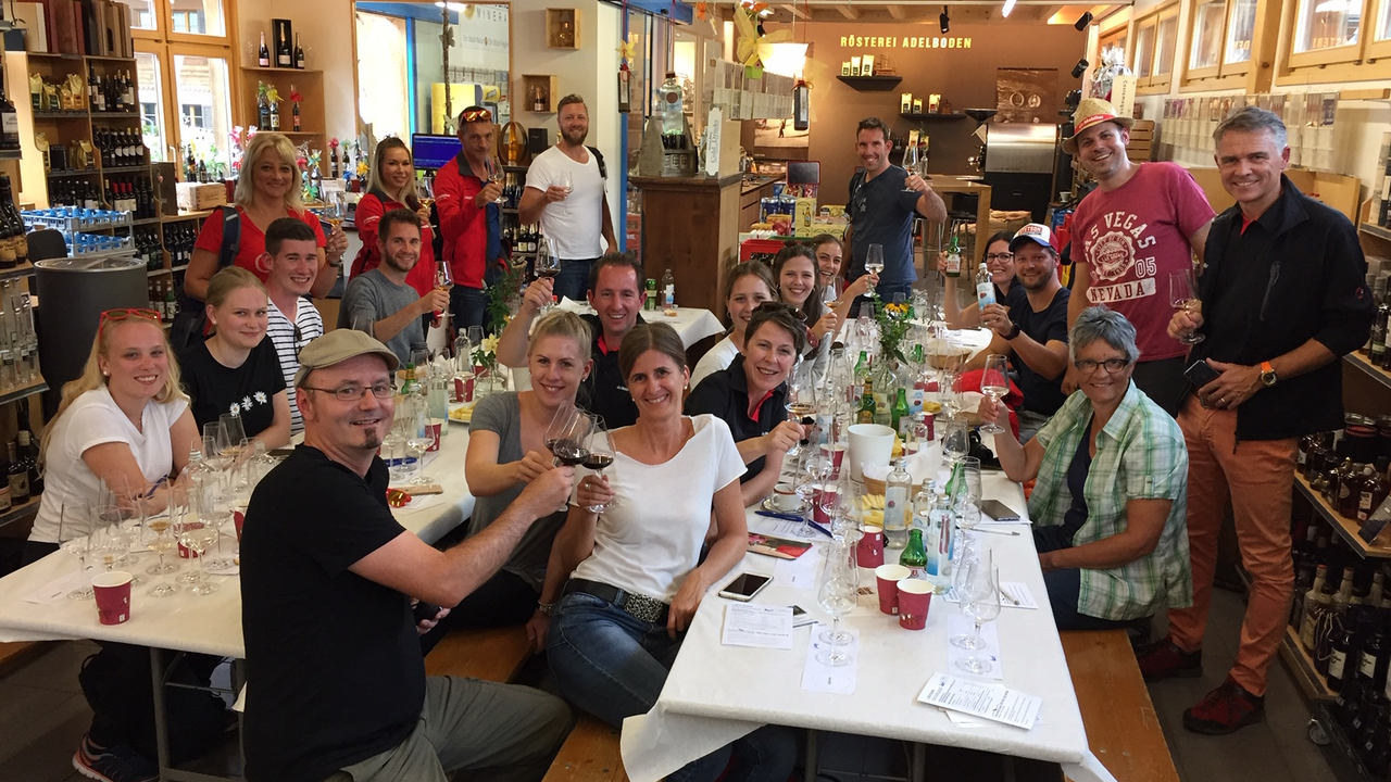 Für Sie und Ihr Team realisieren wir in Adelboden einen wirklich coolen Teamevent. Lust auf Action, Genuss und Leidenschaft in den Bergen? Die 600 Meter tief zu Tal fallenden Engstligenfälle sind ein Naturschauspiel der Extraklasse und gelten als die zweithöchste Wasserfälle der Schweiz. Auf dem leicht begehbaren Bergwanderweg zu den grandios tosenden Wasserfällen erfahren die Teilnehmer/Innen stimmige Informationen über die Vergangenheit, Gegenwart und Zukunft von Adelboden aus der Sicht eines Einheimischen. Eine Tour, die Ihnen nachhaltig in Erinnerung bleiben wird.