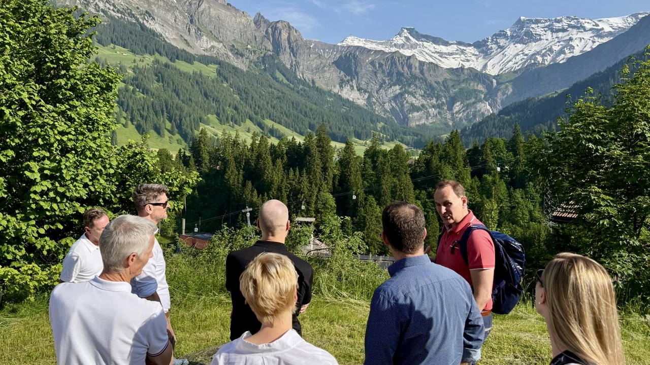 Für Sie und Ihr Team realisieren wir in Adelboden einen wirklich coolen Teamevent. Lust auf Action, Genuss und Leidenschaft in den Bergen? Die 600 Meter tief zu Tal fallenden Engstligenfälle sind ein Naturschauspiel der Extraklasse und gelten als die zweithöchste Wasserfälle der Schweiz. Auf dem leicht begehbaren Bergwanderweg zu den grandios tosenden Wasserfällen erfahren die Teilnehmer/Innen stimmige Informationen über die Vergangenheit, Gegenwart und Zukunft von Adelboden aus der Sicht eines Einheimischen. Eine Tour, die Ihnen nachhaltig in Erinnerung bleiben wird.