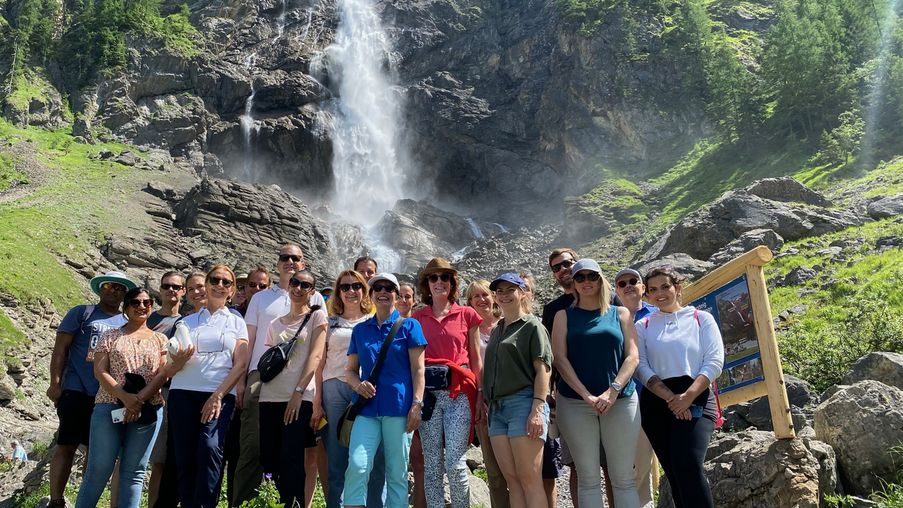 Für Sie und Ihr Team realisieren wir in Adelboden einen wirklich coolen Teamevent. Lust auf Action, Genuss und Leidenschaft in den Bergen? Die 600 Meter tief zu Tal fallenden Engstligenfälle sind ein Naturschauspiel der Extraklasse und gelten als die zweithöchste Wasserfälle der Schweiz. Auf dem leicht begehbaren Bergwanderweg zu den grandios tosenden Wasserfällen erfahren die Teilnehmer/Innen stimmige Informationen über die Vergangenheit, Gegenwart und Zukunft von Adelboden aus der Sicht eines Einheimischen. Eine Tour, die Ihnen nachhaltig in Erinnerung bleiben wird.