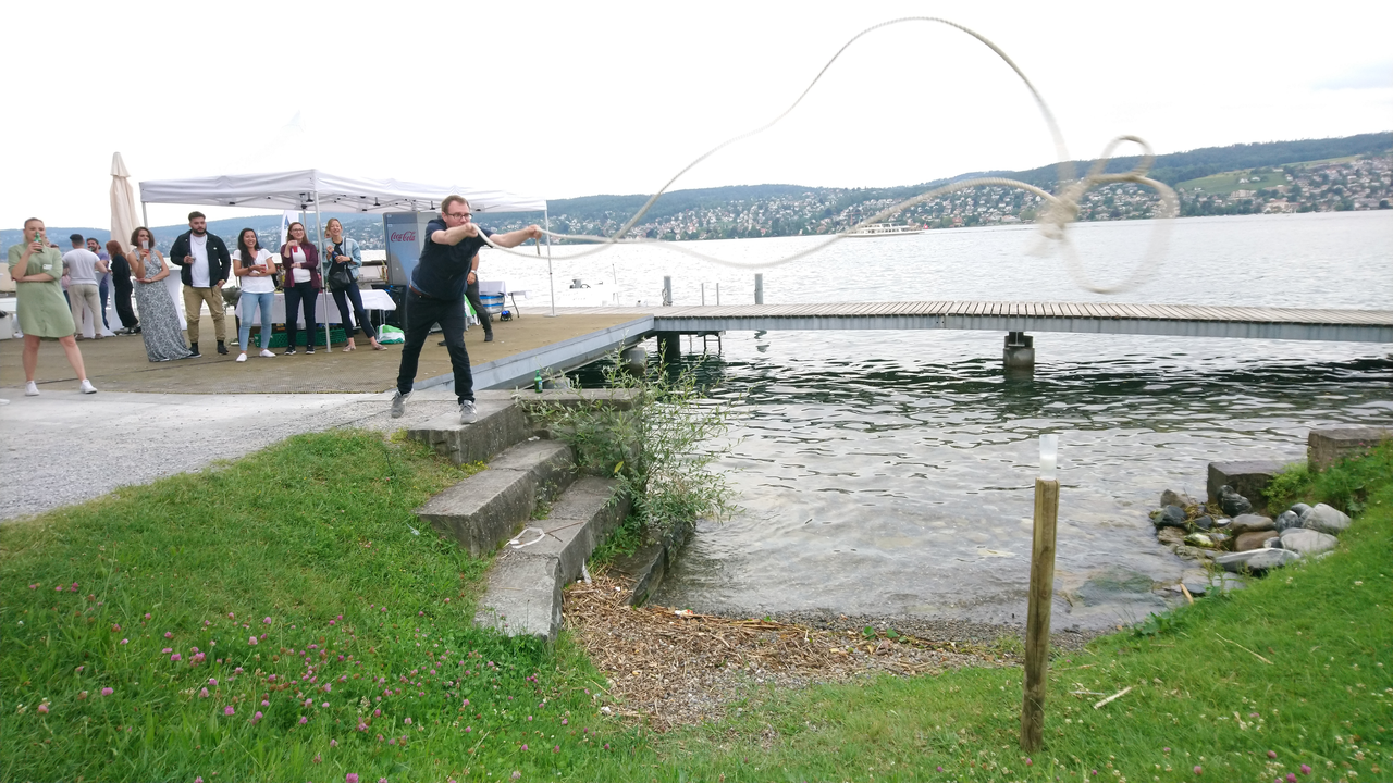 Zürichsee Olympiade: Erleben Sie einen perfekten Tag am Wasser und bestreiten als Team bis zu 7 verschiedene Aktivitäten. Veranstalten Sie mit Ihrem Team, Ihrer Abteilung oder gleich mit dem ganzen Unternehmen einen einmaligen und unvergesslichen Teamevent am Zürichsee.