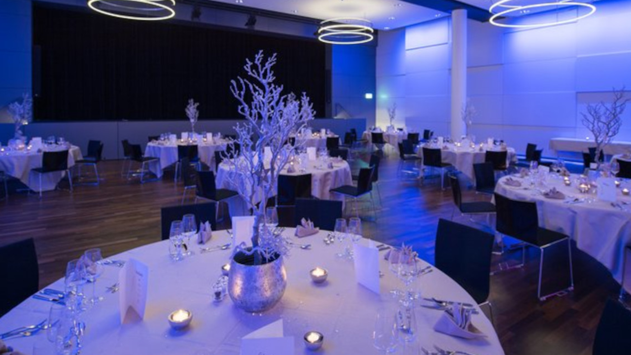 Weihnachtsanlass feiern Feiern Sie Ihren Weihnachtsanlass in einem schönen Ambiente mit leckerem Essen. Mittag- oder Abendessen mit ihren Kollegen und Kolleginnen. Bei einer Gruppe ab 40 Personen sogar mit Buffet oder das Package ab 10 Personen mit einem abwechslungsreichen Rahmenprogramm.