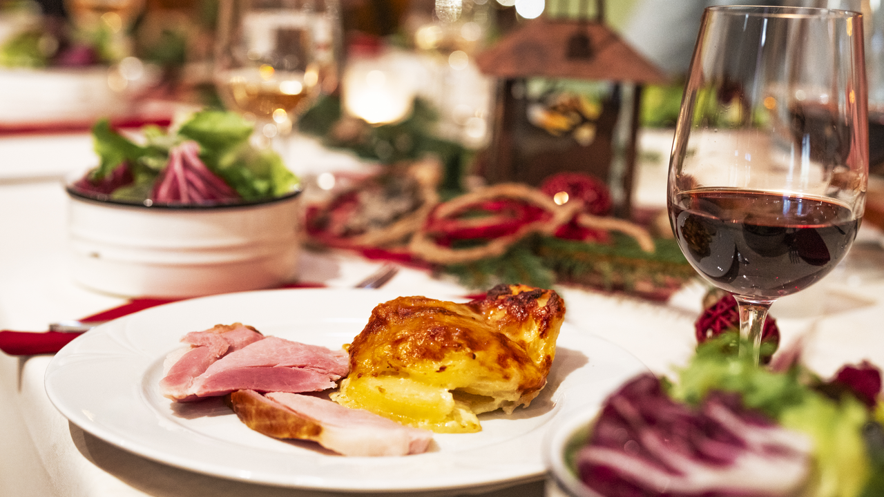 Die Winterzeit hat ihren eigenen Zauber und ist perfekt, um Dein Team für die harte Arbeit im vergangenen Jahr zu belohnen und gemeinsam in festliche Stimmung zu kommen. Auf unserem Eventhof im malerischen Emmental bieten wir ein besonderes Winter-Weihnachtsessen für Dein Team an, das durch seine gemütliche Atmosphäre besticht.