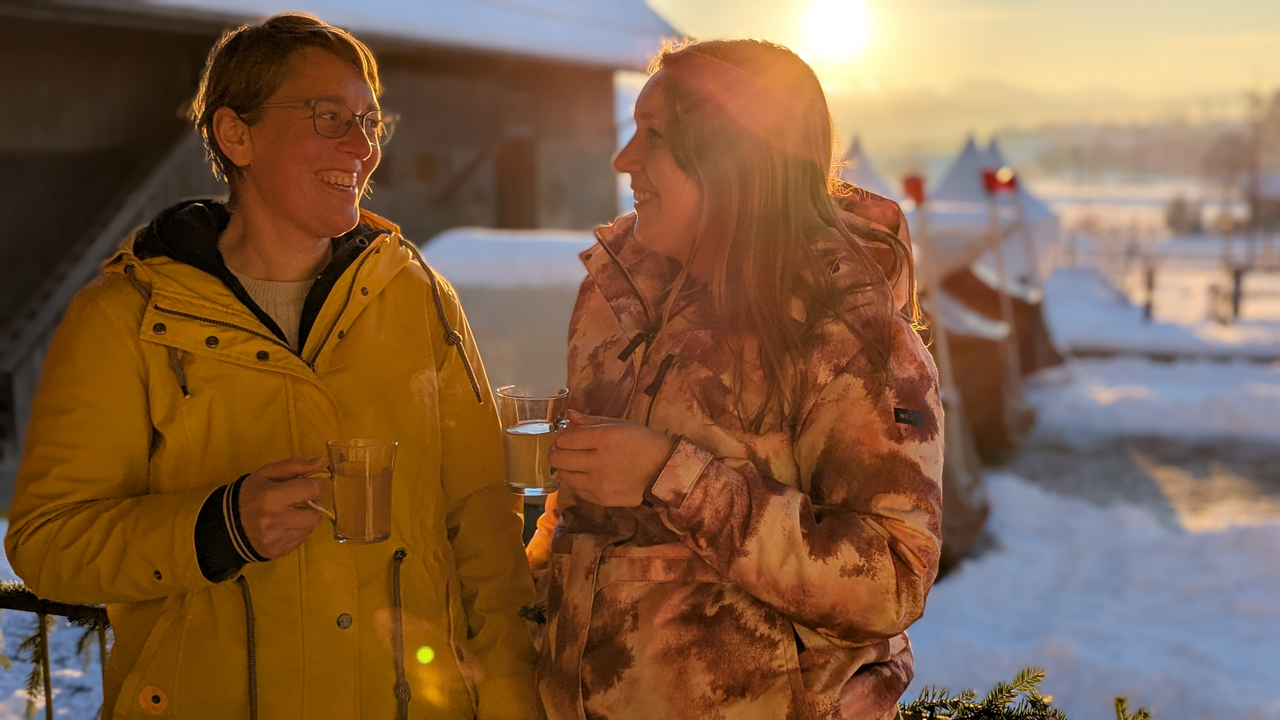 Die Winterzeit hat ihren eigenen Zauber und ist perfekt, um dein Team für die gemeinsame Arbeit im vergangenen Jahr zu belohnen und zusammen in festliche Stimmung zu kommen. Auf unserem Eventhof im malerischen Emmental bieten wir ein besonderes Winter- oder Weihnachtsessen für dein Team an, das durch seine gemütliche Atmosphäre besticht.