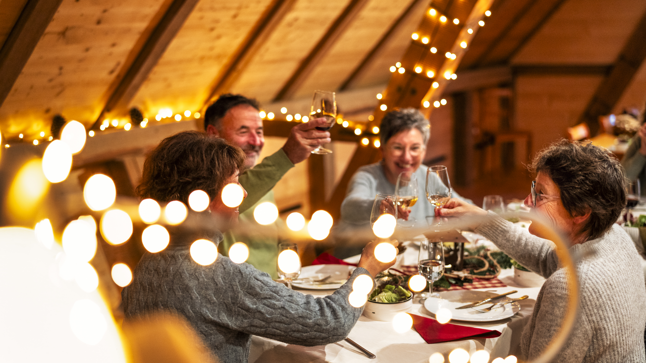 Die Winterzeit hat ihren eigenen Zauber und ist perfekt, um Dein Team für die harte Arbeit im vergangenen Jahr zu belohnen und gemeinsam in festliche Stimmung zu kommen. Auf unserem Eventhof im malerischen Emmental bieten wir ein besonderes Winter-Weihnachtsessen für Dein Team an, das durch seine gemütliche Atmosphäre besticht.