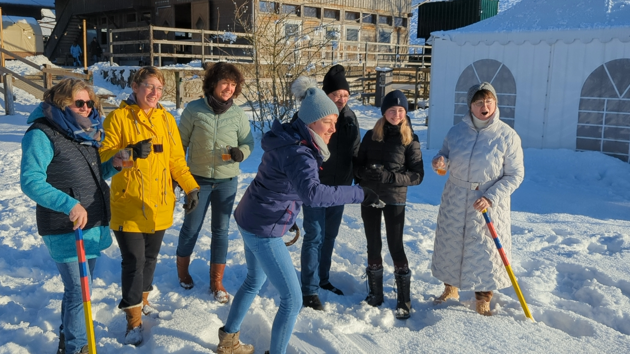Die Winterzeit hat ihren eigenen Zauber und ist perfekt, um dein Team für die gemeinsame Arbeit im vergangenen Jahr zu belohnen und zusammen in festliche Stimmung zu kommen. Auf unserem Eventhof im malerischen Emmental bieten wir ein besonderes Winter- oder Weihnachtsessen für dein Team an, das durch seine gemütliche Atmosphäre besticht.