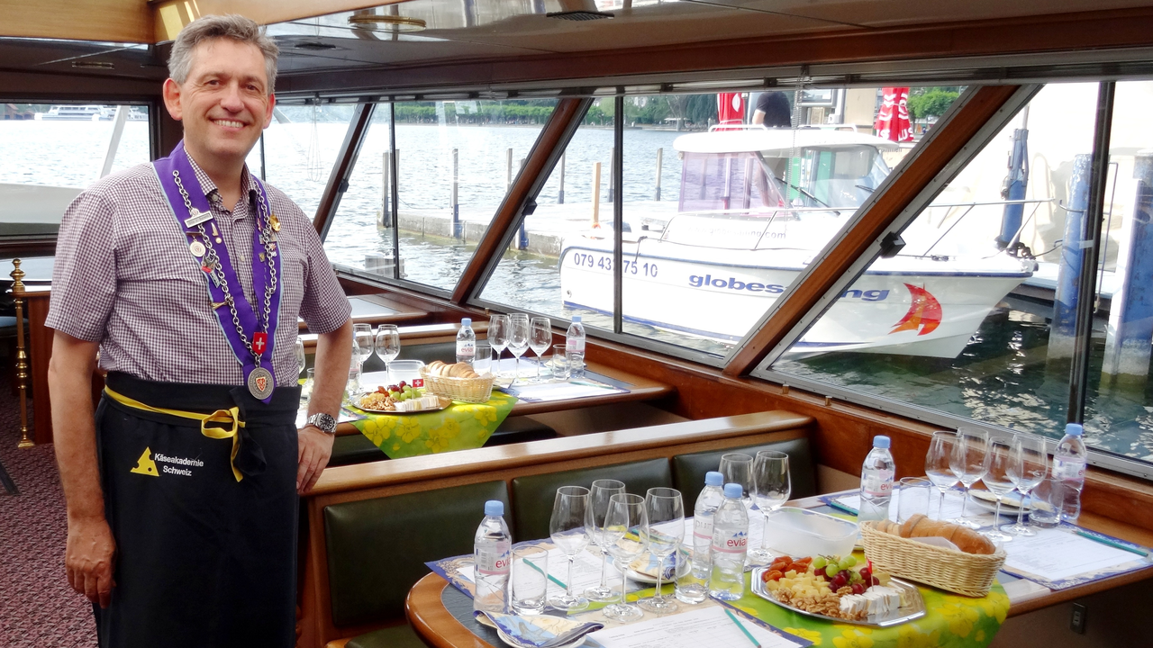 Geniessen Sie nach einem anstrengenden Seminar- oder Arbeitstag die frische Brise und die traumhafte Landschaft auf dem See. Unser Weinfachmann begeistert Sie während der Fahrt mit einem Seminar über Schweizer Weine. Dazu geniessen Sie passende Schweizer Käse. Erleben Sie die Geheimnisse dieser Geschmackswelt der Weine und erfahren Sie dabei wie die Löcher in den Käse kommen. Vertiefen Sie zudem Ihr Weinwissen über die Schweiz inklusive einer Einführung in die korrekte Degustationstechnik. Anschliessend bleibt noch Zeit, um das vorbeiziehende Panorama zu geniessen. Die ideale Kombination aus Ausflug, Genuss und kulinarischer Weiterbildung.