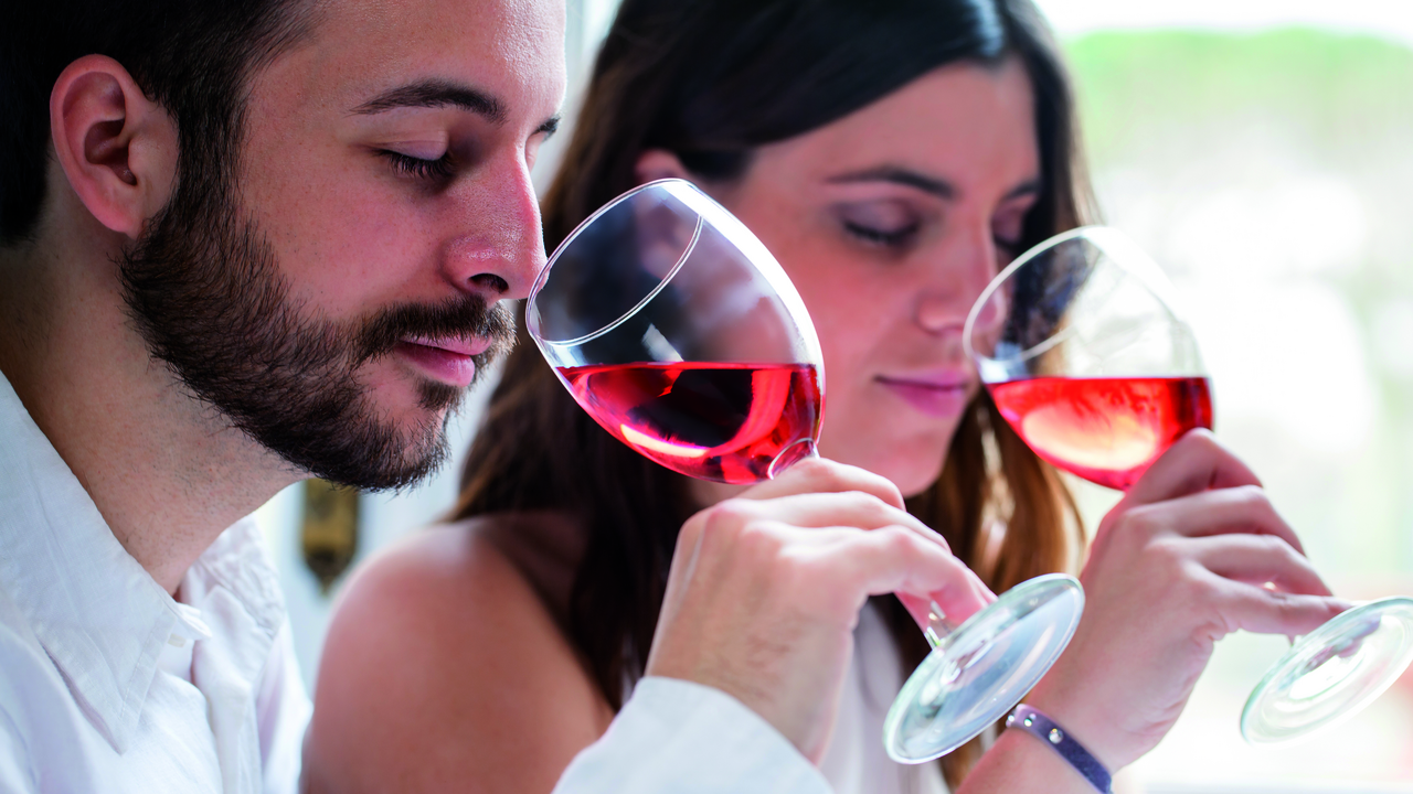 Weindegustation in Zürich City 2 Stunden geballtes Weinwissen! Gemeinsam degustieren wir 5 Weine zum Thema eurer Wahl. Ihr lernt, wir man Weine systematisch degustiert und dabei Stil und Qualität bewertet. Auch gehen wir den hartnäckigsten Weinmythen auf den Grund und zeigen auf, was dahinter steckt. Die Degustation wird moderiert von einer unserer Sommelières.