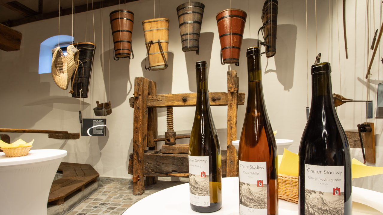 Weinkultur erleben in Chur: Wussten Sie, dass Chur einst die grösste Weinbaugemeinde Graubündens war? Erfahren Sie auf einem abwechslungsreichen Rundgang vom Bischöflichen Hof bis zum Weinbaumuseum Torculum allerlei Interessantes aus der über 2000 Jahre alten Weingeschichte der Alpenstadt.