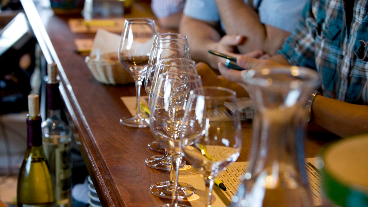 Weinseminar & Weindegustation Bern Tauchen Sie ein in die Welt der Genüsse. Im Weinseminar lernen Sie die Welt rund um den Wein besser kennen: Basiswissen, Weinanbau, Weinherstellung, Weinstilistiken, Weindegustation, Weinsprache. Wir bieten für Ihre „Gruppe“ spannende Weinseminare an, welche einen breiten und verständlichen Einblick in die Welt des Weines ermöglichen. Leisten Sie sich ein Seminar für Ihr Team oder Ihre Kunden an Ihrem Geschäftsstandort oder an einem beliebig vereinbarten Ort in der Schweiz.