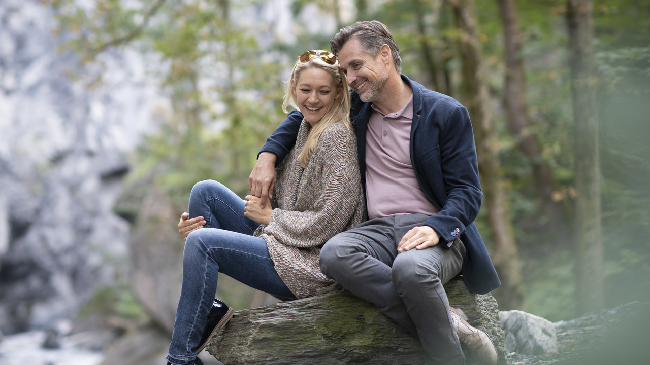 Weintour in der Bündner Herrschaft Begleiten Sie uns auf einer informativen und exklusiven Tour durch die imposante Tamina Schlucht und am Nachmittag durch die Bündner Herrschaft und deren bekannten Weine. Der tosende Bach bringt Sie in Begleitung unseres Guides bis zur Heilquelle. Weiter gibt es die zwei grossen Gasthäuser mit Kapelle, eine historische Küche und Badestätten zu entdecken. Nach einem regionalen Mittagessen erkunden Sie herrschaftliche Weingärten und erhalten Erklärungen zu Reben und Spannendes zum Winzerhandwerk aus erster Hand! Als weiteres Highlight bekommen Sie die Möglichkeit die Tamina Therme in Bad Ragaz zu besuchen und den Genuss mit dieser einmaligen Heilquelle abzurunden.