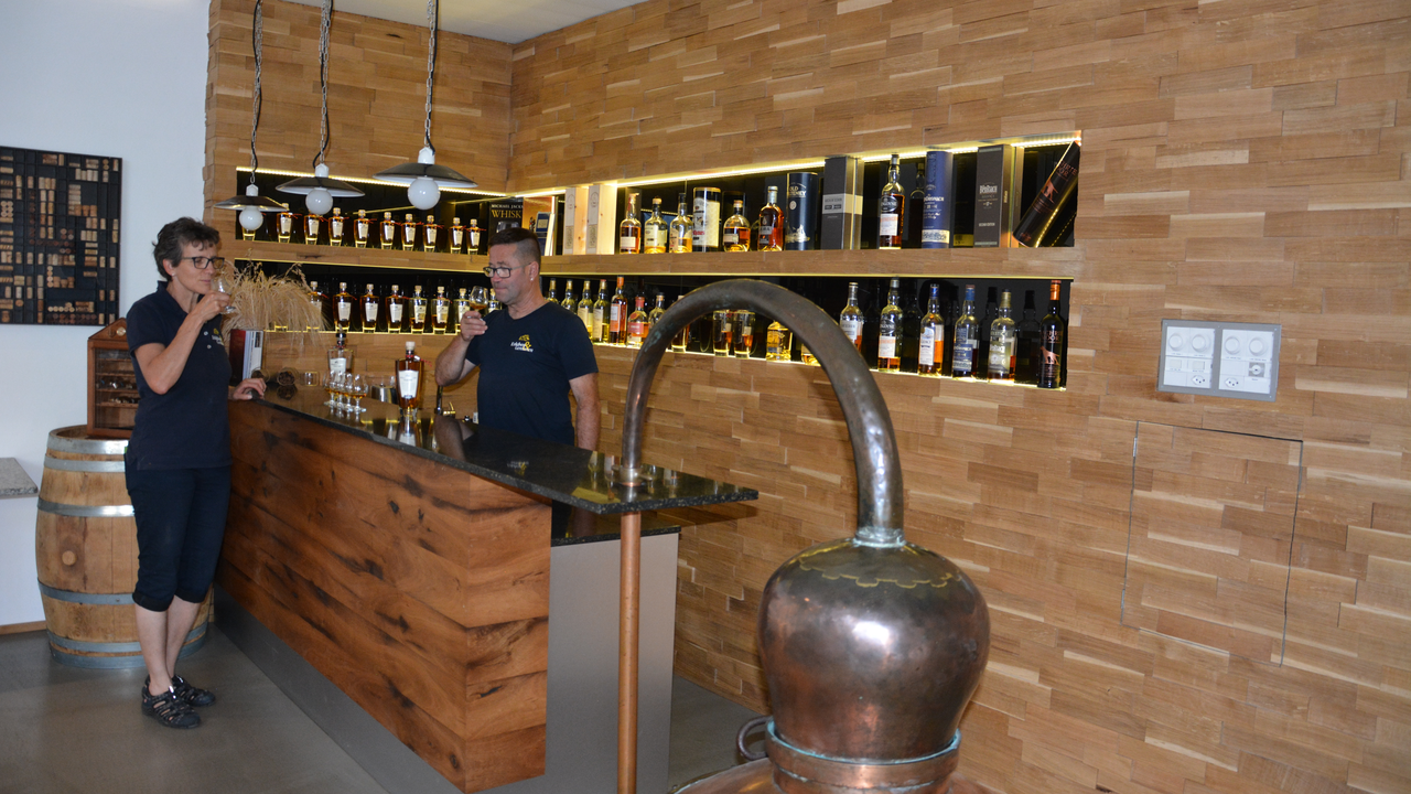 Mehrgang Menü mit Whisky Geniessen Sie mit Ihren Freunden, Arbeitskollegen oder Vereinsmitgliedern ein mehrgängiges Menü mit einem passenden Whisky zu jedem Gang.Beim Apéro erfahren Sie viel Wissenswertes zum Whisky allgemein und an der Bar gibt es jeweils viel Information zum jeweiligen Whisky.