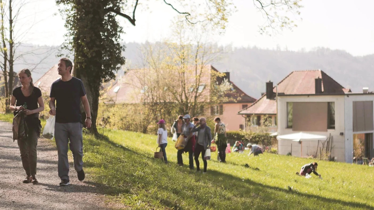 Wildkräuter sammeln und kochen Die Welt der Wildkräuter bietet unzählige Möglichkeiten für erlebnisreiche Team-Events. Tun Sie etwas Sinnvolles für sich und Ihr Team. Sie stärken damit ihre Ressourcen als Gruppe in der Verbindung zur Natur und setzen ein Zeichen für Nachhaltigkeit und Lebensfreude. Verschenken sie Impulse, die für Ihre Mitarbeitenden und Freunde auch nach dem Event weiter wirken, und sie stärken. Die Spaziergänge finden im Appenzell statt.