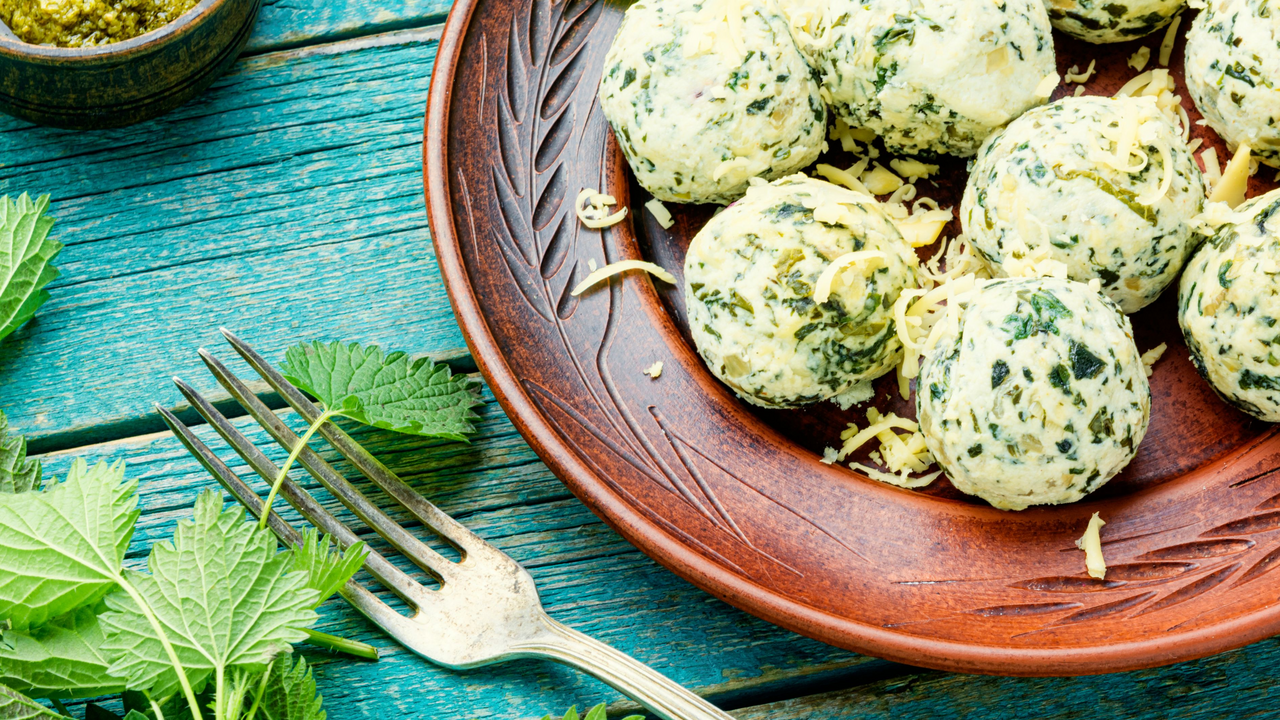 Entdecken Sie die Natur von ihrer genussvollsten Seite: ein besonderes Wildkräutererlebnis, das Achtsamkeit, Teamgeist und kulinarische Kreativität verbindet. Gemeinsam heimische Wildpflanzen entdecken, bestimmen lernen, sammeln und zu einem leckeren Menü kreieren. Ob als Firmenevent oder in privater Runde mit Freunden oder Familie - dieses Erlelbnis schafft bleibende Erinnerungen und inspiriert mit der Kraft der Natur.