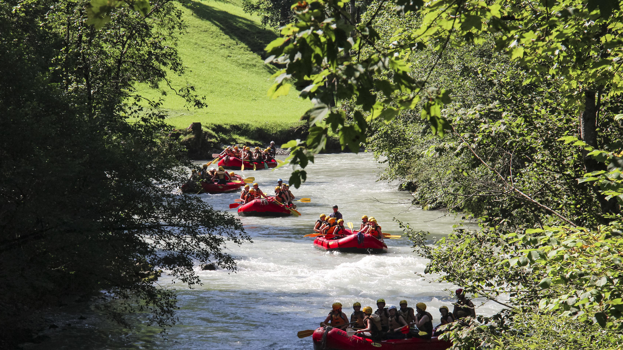 River Rafting Simme Eine Wildwasserflussfahrt auf der Simme ist ein tolles Erlebnis für alle! Der Fluss (Wildwasserklasse II-III) schlängelt sich durch eine der schönsten Regionen der Schweiz. Eine ideale Tour für Nicht-Schwimmer, Familien oder Schulgruppen. Der Trip wird mit Transport ab Interlaken oder Därstetten angeboten.