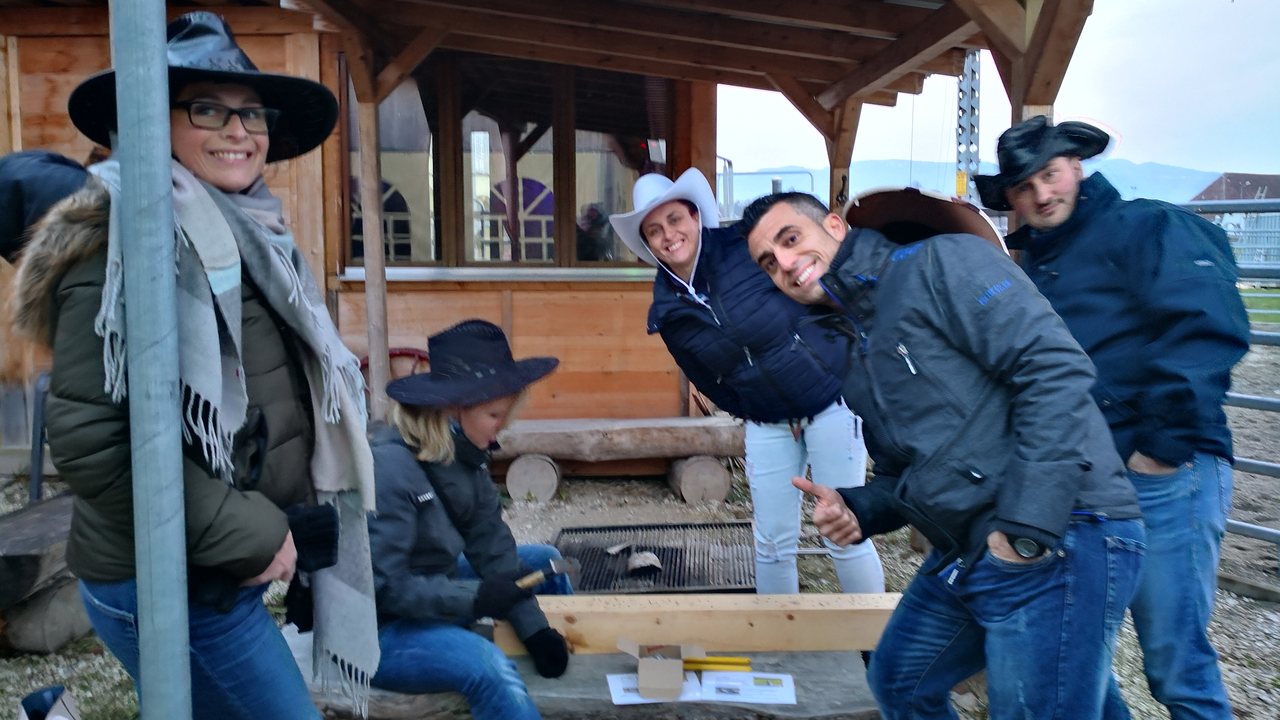 Western Event mit Games Ein Tag wie im wilden Westen. Lasso werfen, Messerwerfen, Strohballen schieben und vieles mehr. Dazu eine Line Dance Einlage mit dem ganzen Team! Ihre Gruppe wird begeistert sein.