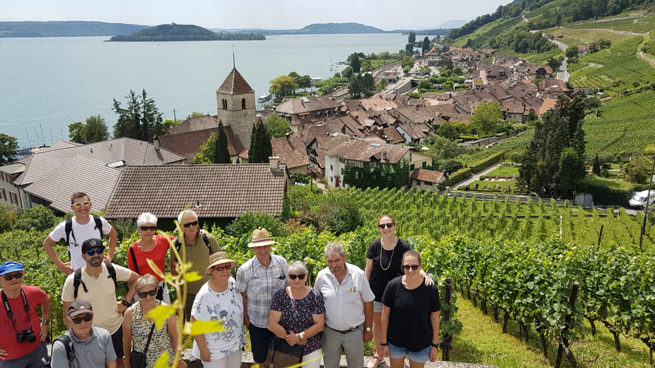 Wein und Essen am Bielersee Verbringen Sie mit Ihren Freunden oder Ihrer Firma unvergessliche Stunden in Twann. Tinu und Elena verwöhnen Sie ganz nach Ihren Wünschen mit Apéros, Essen und Degustationen. Der Event wird nach ihren Wünschen und Vorstellungen individuell gestaltet und organisiert. Lassen Sie sich verwöhnen.