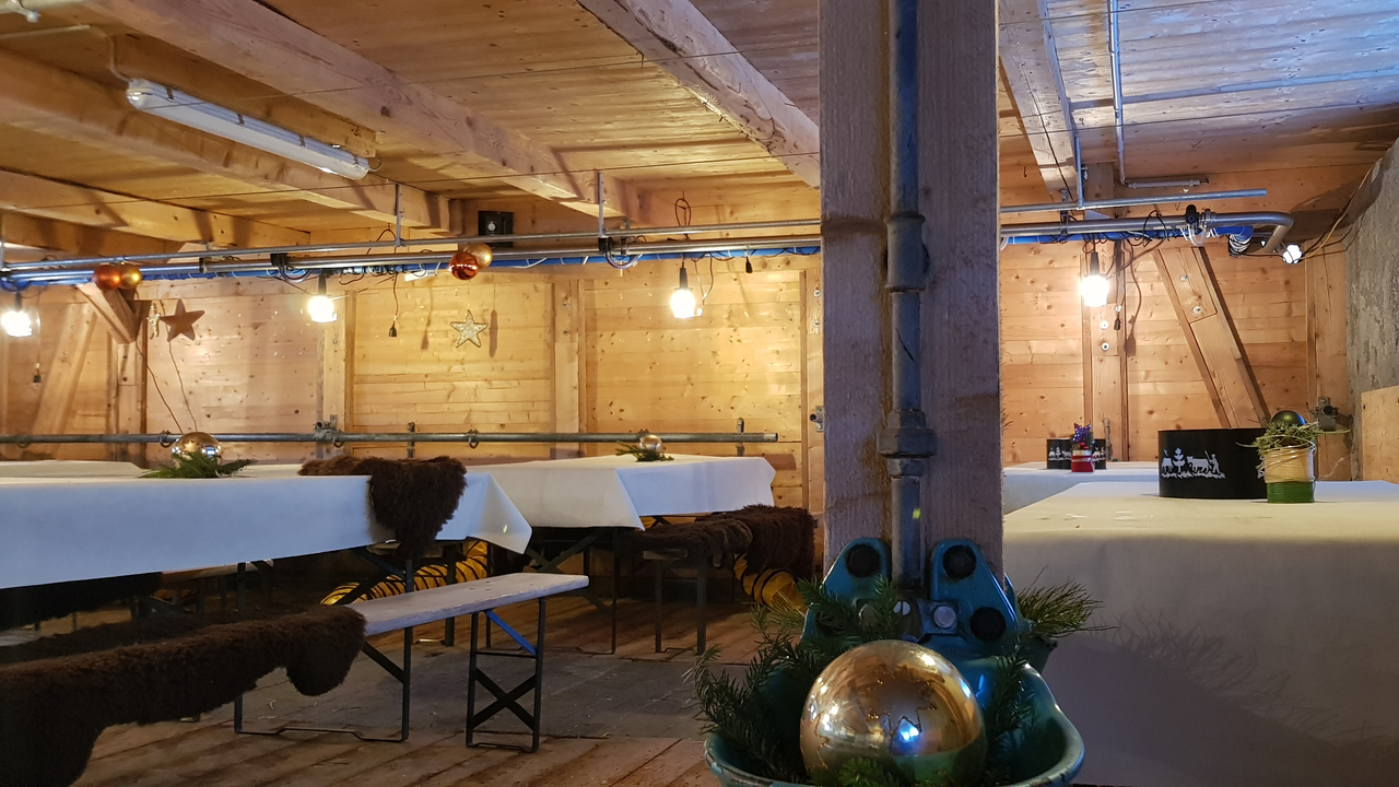 Raclette oder Fondue auf der Alp: Für besondere Anlässe steht im Winter unser Stall bereit. Hier bieten wir Kapazität für 100 Personen und servieren unter anderem Fondue, Raclette und Tischgrill.