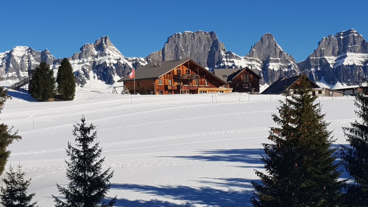 Für besondere Anlässe steht im Winter unser Stall bereit. Hier bieten wir Kapazität für 100 Personen und servieren unter anderem Fondue, Raclette und Tischgrill.