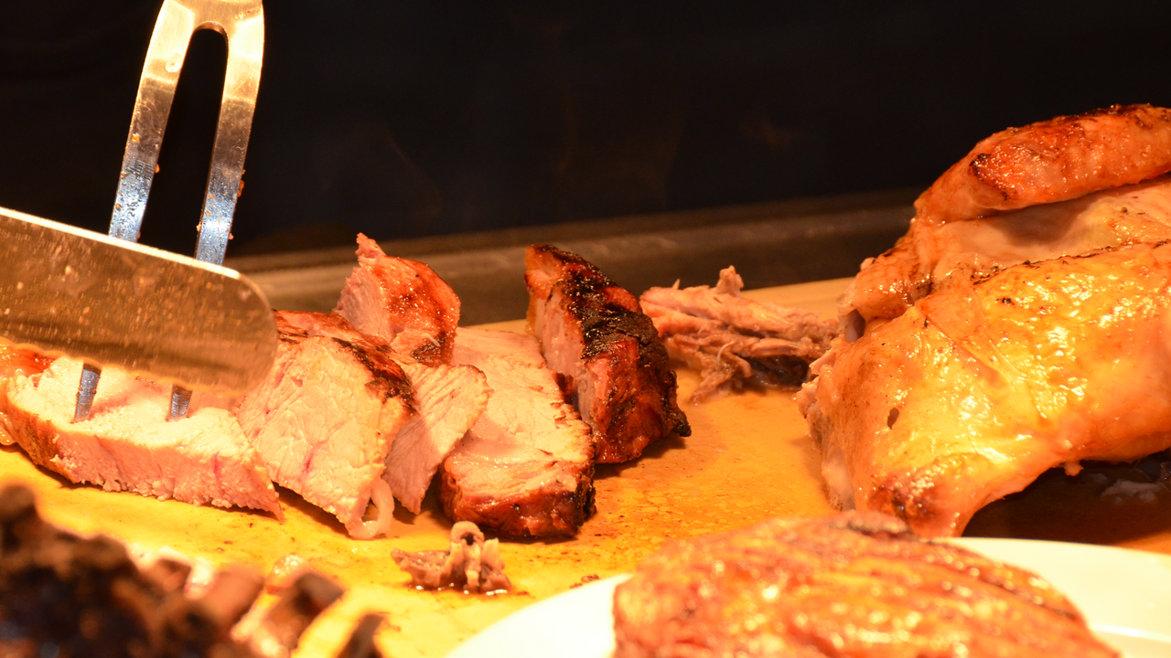 Unsere Grillkurse sind die perfekte Anleitung für ein Grill-Erlebnis zu Hause. Wir zeigen Ihnen alles, was Sie über die Zubereitung von perfekten Grilladen wissen müssen. Von der Vorbereitung bis zum Service. Die richtige Weinempfehlung darf dabei natürlich auch nicht fehlen. Grill-Tipps und Tricks für Jedermann vom Profi, alles inklusive. Selbstverständlich kommen bei uns auch Vegetarier nicht zu kurz. Die Grillkurse finden in unserem Eventlokal statt. Ausgestattet mit unserer hauseigenen Bierbrauerei bietet die Location auch neben dem Grill einiges.