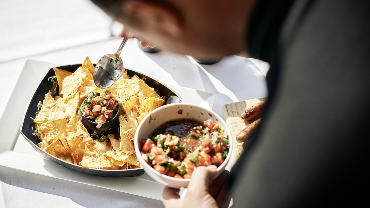 Unsere Grillkurse sind die perfekte Anleitung für ein Grill-Erlebnis zu Hause. Wir zeigen Ihnen alles, was Sie über die Zubereitung von perfekten Grilladen wissen müssen. Von der Vorbereitung bis zum Service. Die richtige Weinempfehlung darf dabei natürlich auch nicht fehlen. Grill-Tipps und Tricks für Jedermann vom Profi, alles inklusive. Selbstverständlich kommen bei uns auch Vegetarier nicht zu kurz. Die Grillkurse finden in unserem Eventlokal statt. Ausgestattet mit unserer hauseigenen Bierbrauerei bietet die Location auch neben dem Grill einiges.