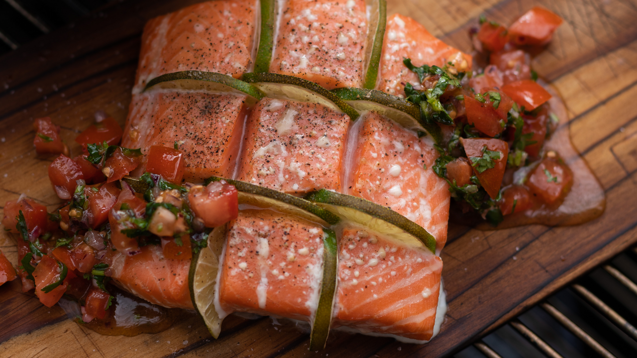 Unsere Grillkurse sind die perfekte Anleitung für ein Grill-Erlebnis zu Hause. Wir zeigen Ihnen alles, was Sie über die Zubereitung von perfekten Grilladen wissen müssen. Von der Vorbereitung bis zum Service. Die richtige Weinempfehlung darf dabei natürlich auch nicht fehlen. Grill-Tipps und Tricks für Jedermann vom Profi, alles inklusive. Selbstverständlich kommen bei uns auch Vegetarier nicht zu kurz. Die Grillkurse finden in unserem Eventlokal statt. Ausgestattet mit unserer hauseigenen Bierbrauerei bietet die Location auch neben dem Grill einiges.