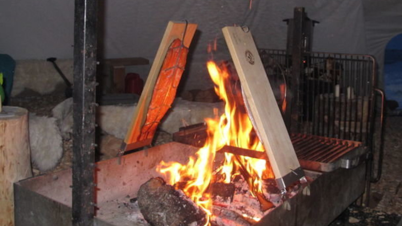 Wintergames & Flammlachs-Apéro Spiel und Spass unter der Wintersonne. Ihr Winter Firmenausflug mit guter Unterhaltung und Teamspass. Sie absolvieren eine Winterolympiade mit Schatzsuche, Wintergolf, Servierderby, Schneefussball, Viererhose, Schneeschuhrennen und anderen Spielen. Zum Abschluss lockt ein Glühwein vom offenen Feuer und Flammlachs.