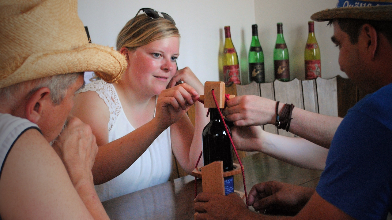 Die Winzerolympiade im Weindorf Salgesch ist ein Teamerlebnis für Freunde, Vereinsanlässe, Firmenevents und Familienausflüge. Dabei wird die Kellerei zur Spielwiese, und Sie schlüpfen in die Rolle eines Winzers und beweisen Ihr Können in spassigen Disziplinen auf dem Weg zu Gold, Silber und Bronze. Ein Event, der den Teamgeist fördert und die Lachmuskeln trainiert. Erleben Sie Spannung und Genuss verbunden mit Weinkultur in der ältesten Kellerei in Salgesch.