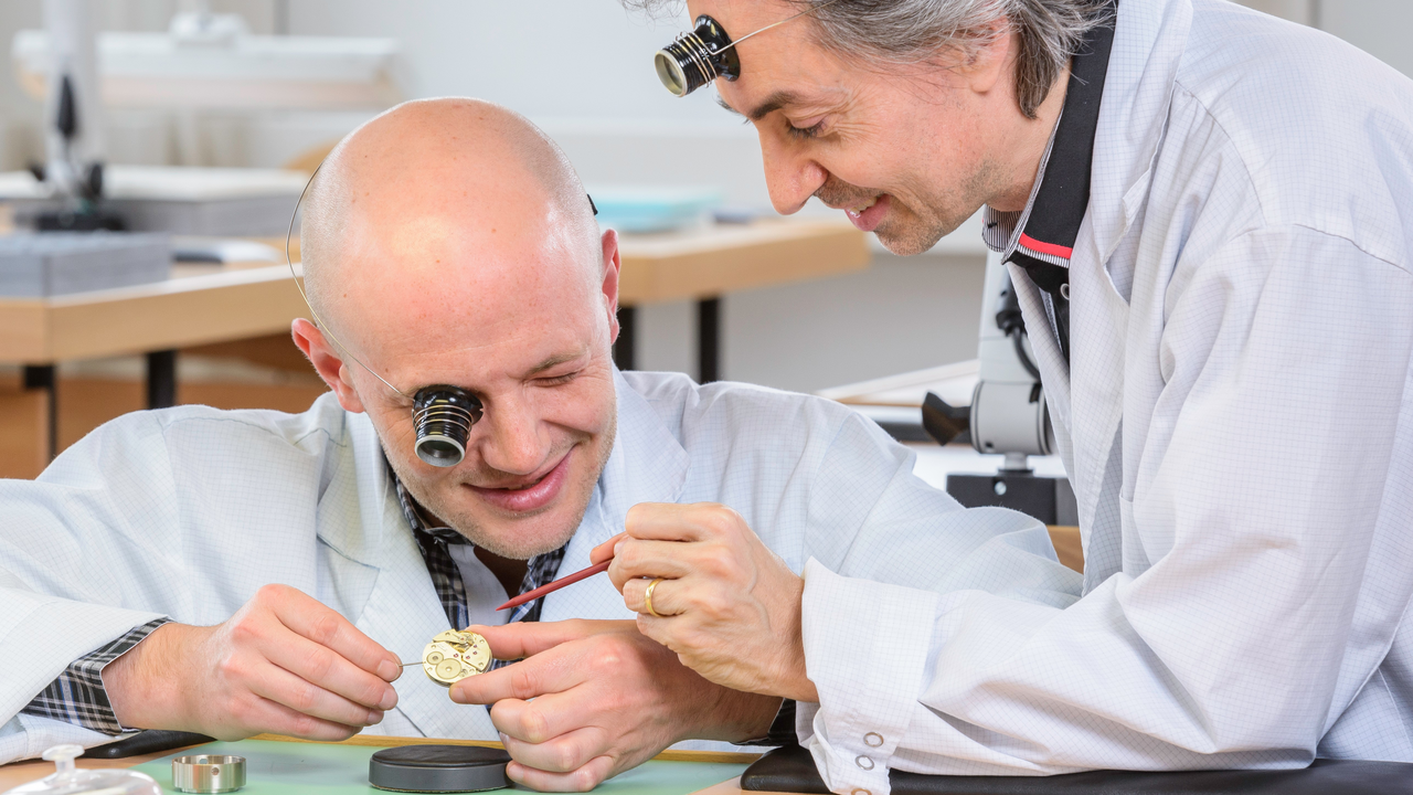 Uhrenworkshop – Montage Ihrer eigenen Uhr Möchten Sie Ihre eigene Uhr zusammensetzen? Haben Sie sich schon einmal die Frage gestellt wie eine Uhr entsteht? Oder aus welchen Komponenten diese wertvollen Zeitmesser bestehen? Der vom Uhrenatelier ‘‘Die Lehrlinge der Zeit’’ angebotene Workshop für die Montage Ihrer eigenen mechanischen Uhr öffnet Ihnen die Türen zu diesem wertvollen Know-how.