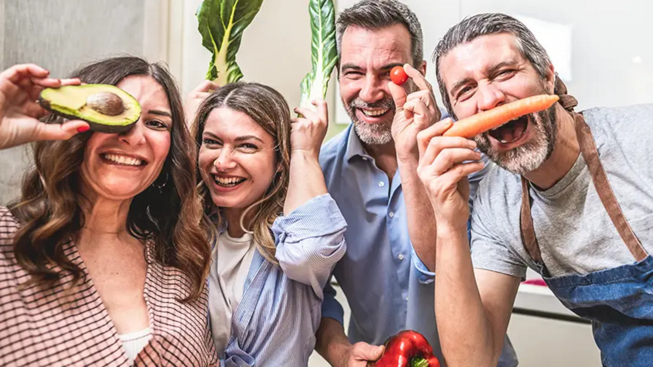 Teamentwicklung mit Biss! „cook & grow“ Lernen Sie in meinen Workshops kochen als Methode der Team- und Persönlichkeitsentwicklung kennen und nutzen. Ich arbeite mit den Teams an den Themen Selbstreflexion und Self-Leadership, Wertschätzende Kommunikation und vom Konflikt zum Friedensstifter. Teamfähigkeit zu erlangen, mit lang nachwirkendem Erlebnisfaktor ist mein Trainingskonzept, um Veränderung kontinuierlich zu garantieren. In Erinnerung bleiben mit nachhaltigen Kochworkshops ist mein oberstes Ziel.