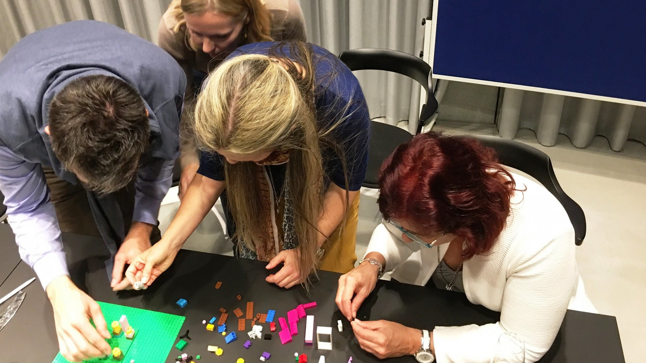 Teambuilding mit Lego Serious Play Workshops mit der Lego® Serious Play® Methode. Ziel: effiziente Meetings, schnelle Problemlösung, einheitliches Verständnis, spielerisch Lernen. Genial, dass dieser gegenseitige Austausch beim Seminar mit der Methode auch noch Spass macht.