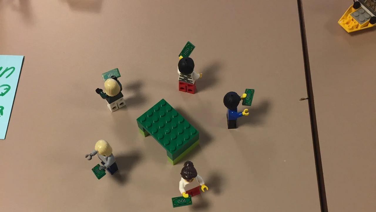 Teambuilding mit Lego Serious Play: Workshops mit der Lego® Serious Play® Methode. Ziel: effiziente Meetings, schnelle Problemlösung, einheitliches Verständnis, spielerisch Lernen. Genial, dass dieser gegenseitige Austausch beim Seminar mit der Methode auch noch Spass macht.