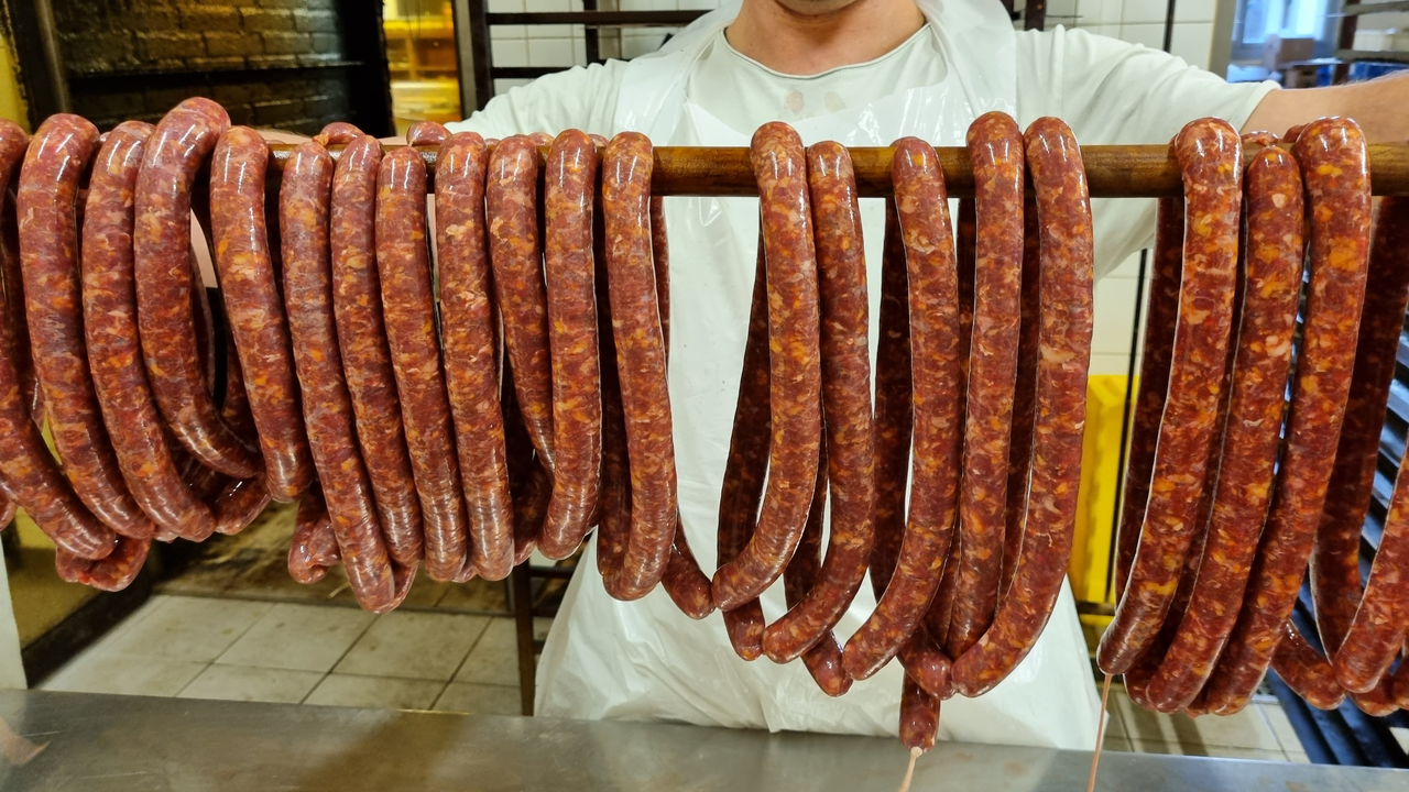 Verwursten Sie Bio-Fleisch mit Ihrem Team! Nach einem Theorieteil legen Sie selber Hand an und stellen Hand in Hand mit dem Profi Ihre eigene Bio Schweinsbratwurst und Bio Salsiccia her.