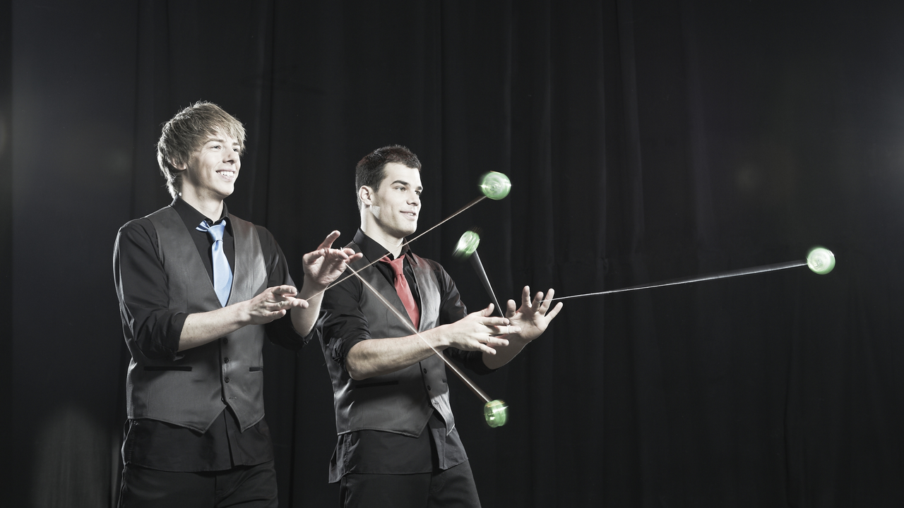 Die zweifachen Yo-Yo Welt- und Europameister aus Bern stehen seit über 15 Jahren gemeinsam auf der Bühne und zeigen, dass Yo-Yo Spielen viel mehr ist, als nur ein Auf und Ab -nämlich hochstehendes Entertainment.