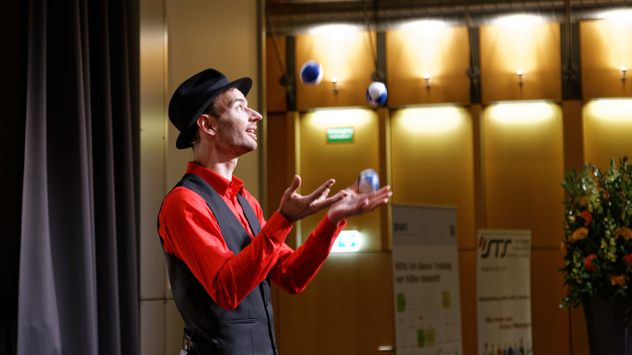 Zirkus Tag -Workshop & Show Werden Sie zum Zirkusartisten. Unsere Profiartisten werden Sie in die Welt des Zirkus entführen. In Gruppen lernen Sie verschiedene Disziplinen kennen. Von Akrobatik, Jonglage, Zauberei, Feuerkunst oder Clownerie ist alles möglich.