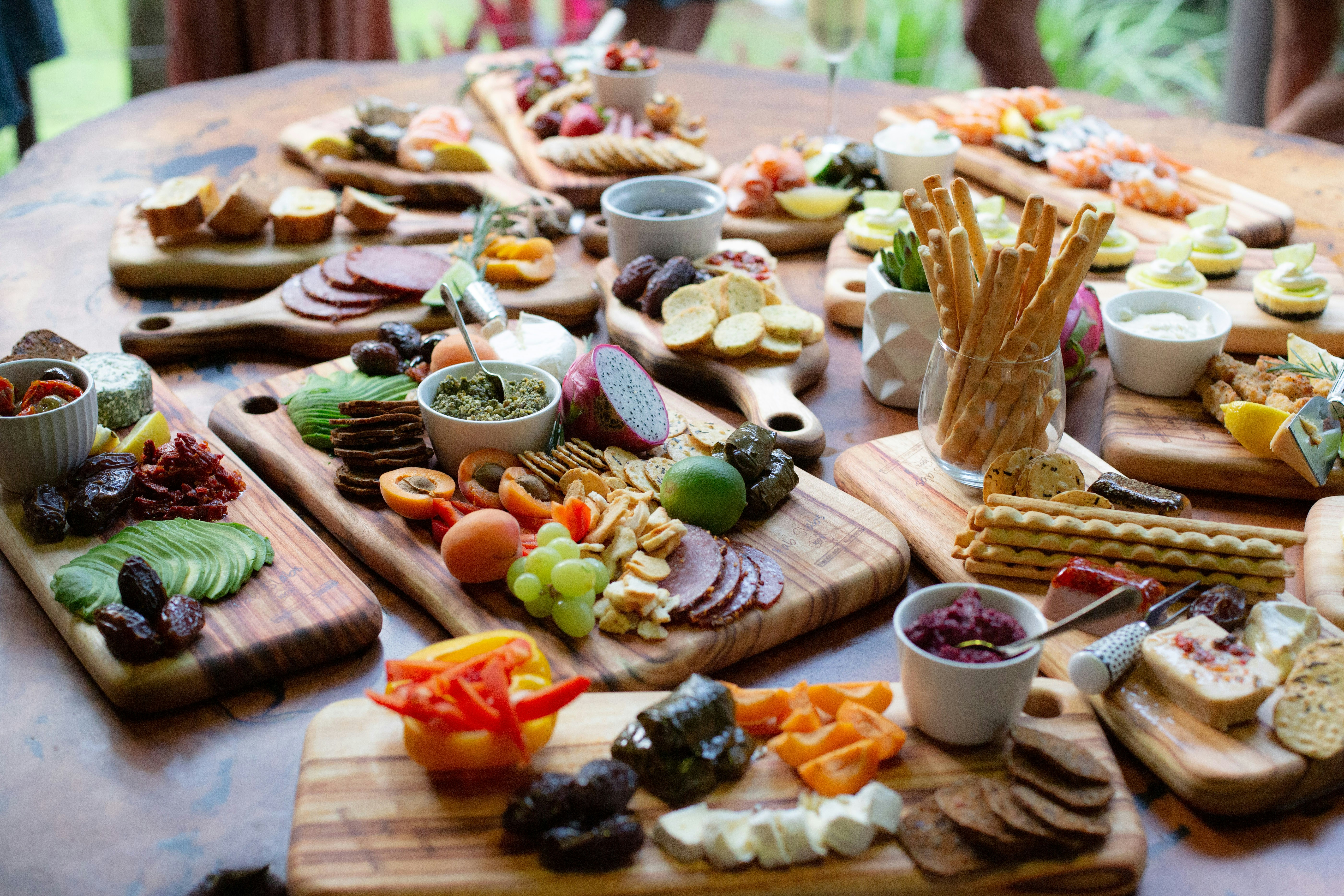 Auf dem Bild ist ein Tisch voller Platten mit schön angerichtetem Essen für einen Brunch zu sehen.