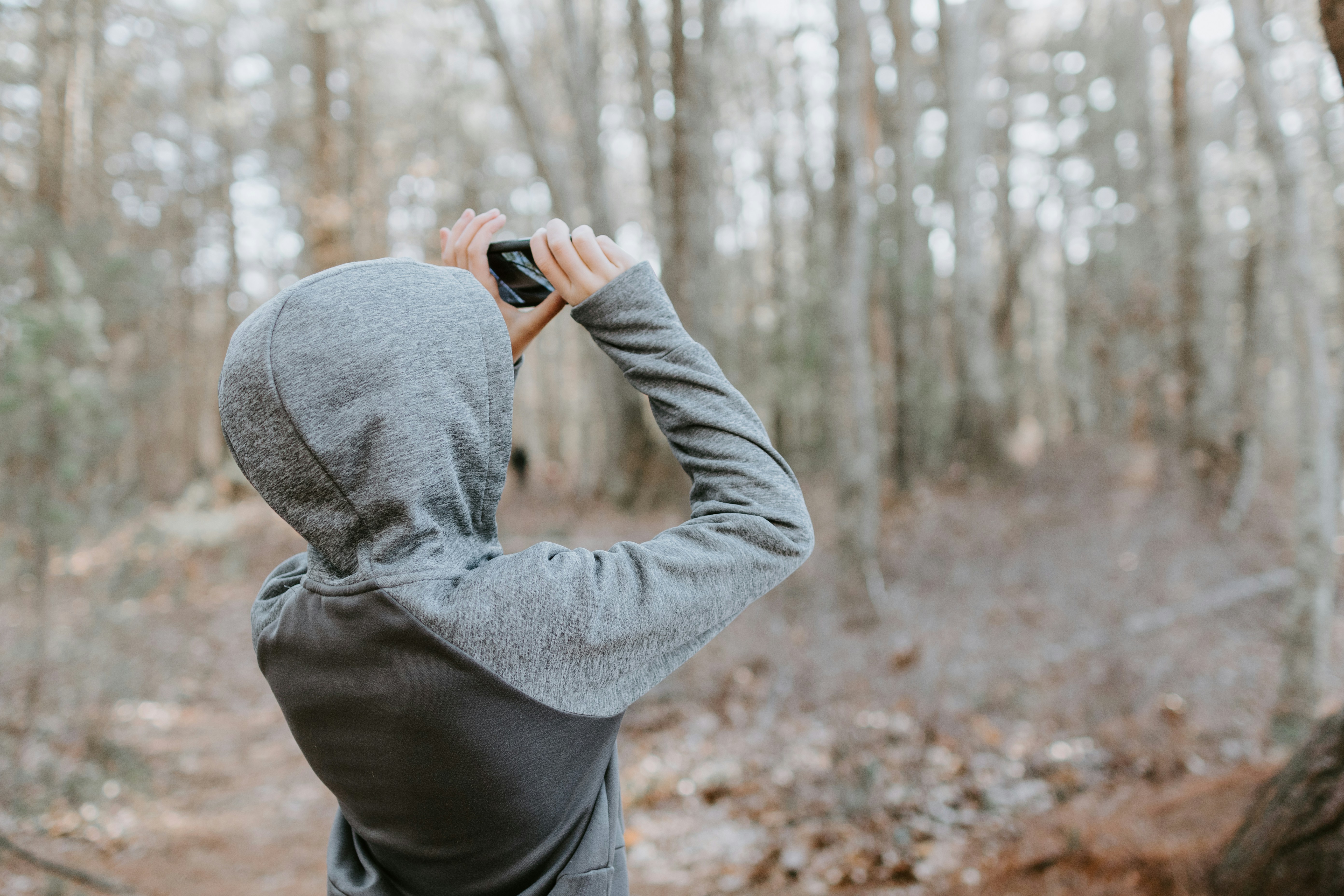 Mann im Wald macht Foto