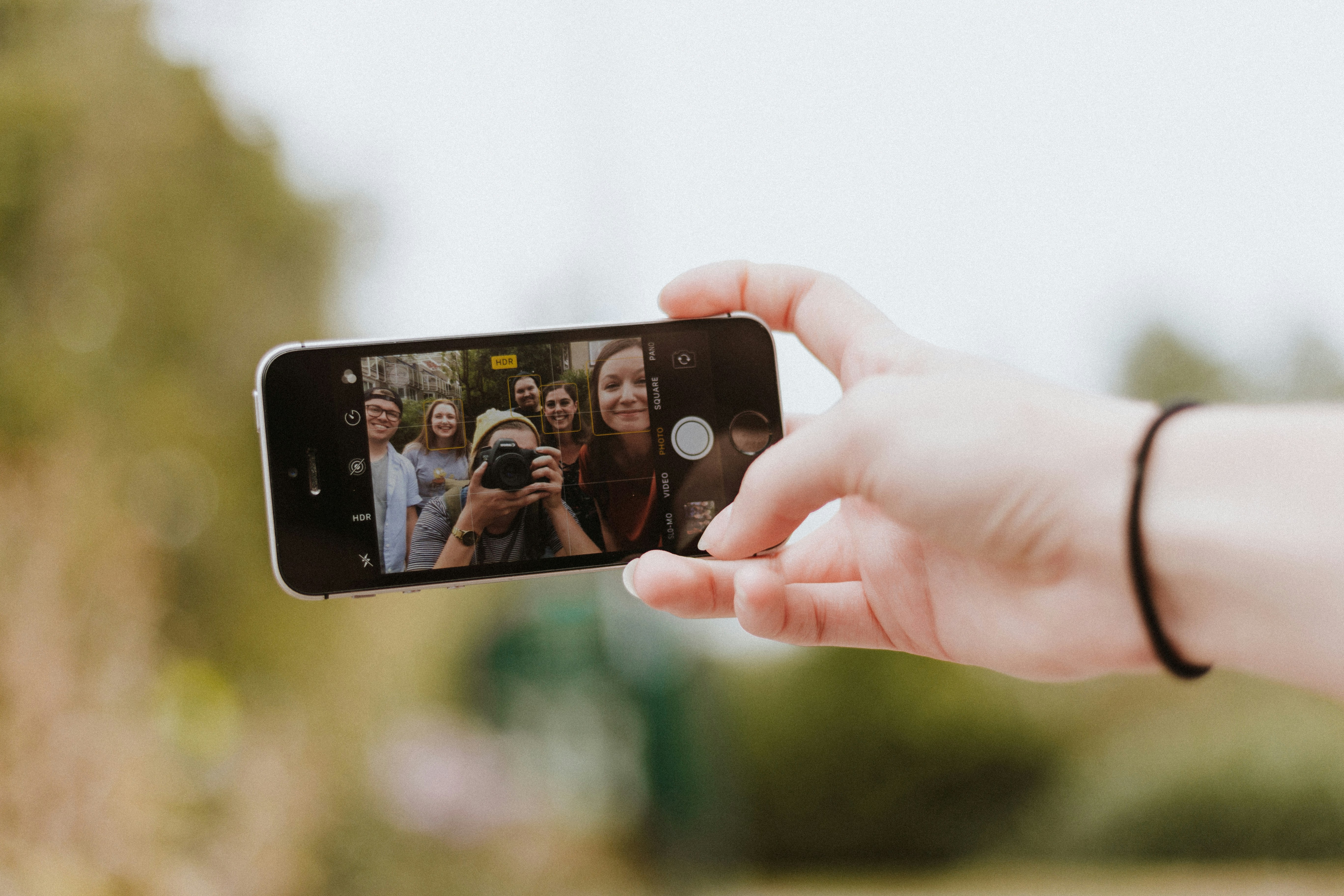 Eine Gruppe macht ein Selfie