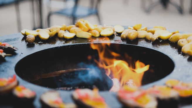 Feuer, Essen, Teamgeist: Warum ein Grill- und Feuerkoch-Event der ideale Firmenanlass ist