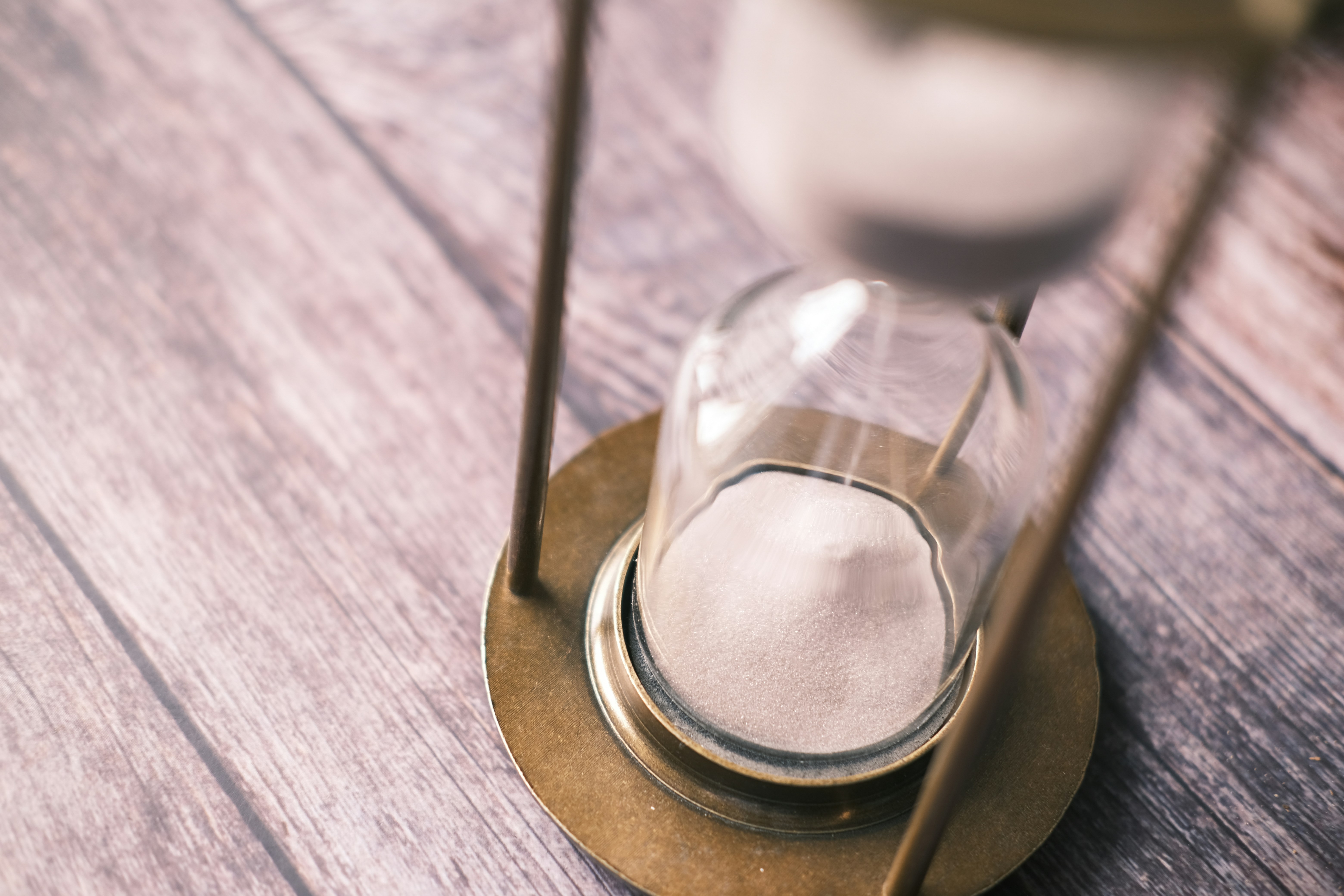 Eine Sanduhr zeigt den Verlauf der Zeit an